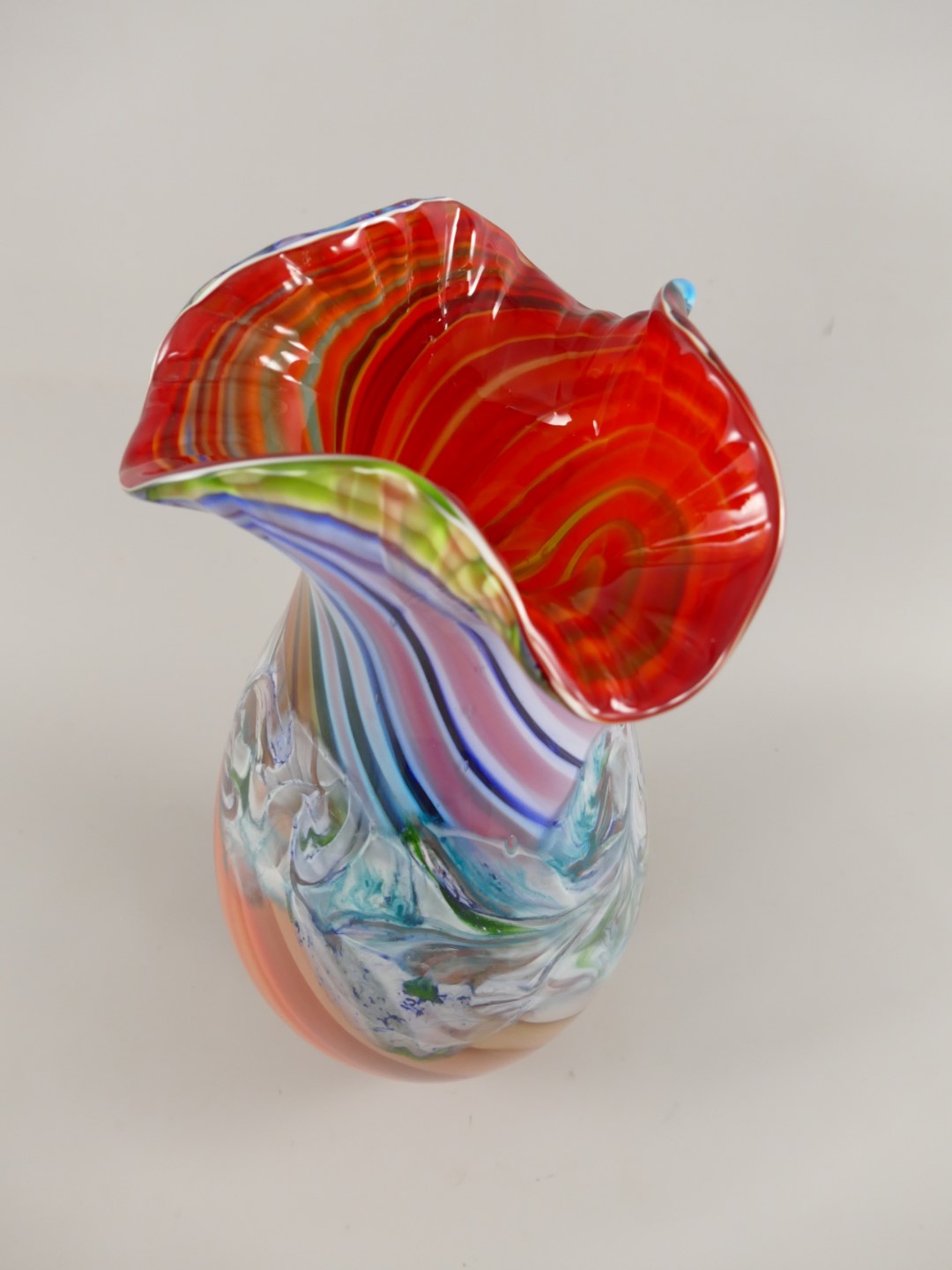 Bunte Glasvase Murano Farbige Blumenvase mit Wellenrand