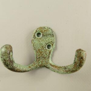 Rustikaler Gußeisen Wandhaken Rostiger Doppelhaken aus Metall mit Patina