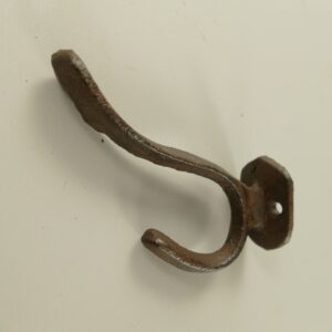 Rustikaler Kleiderhaken aus Gußeisen  Vintage Wandhaken aus rostigem Metall