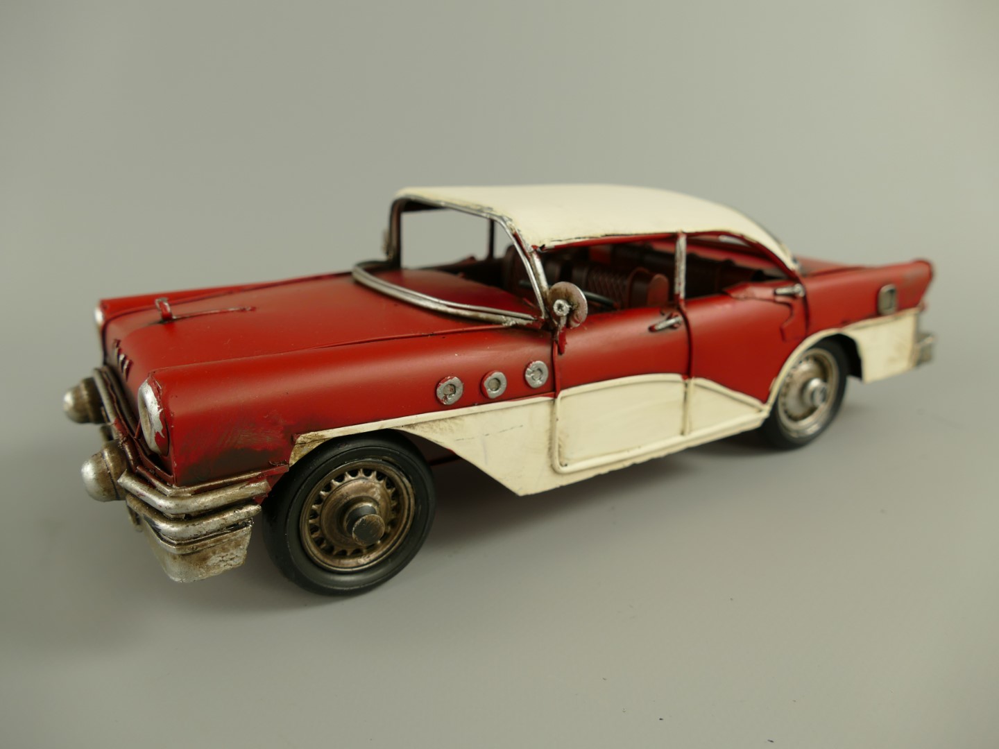 Antikes Blechauto Retro RotWeiß im 1950er Design 2