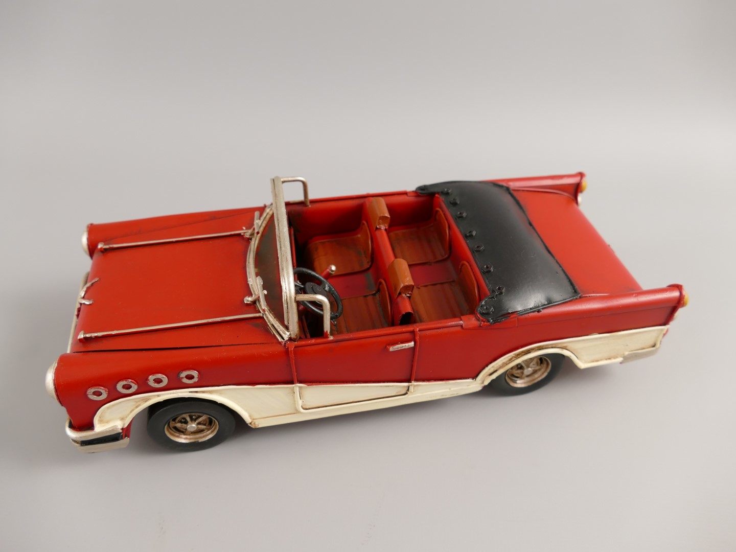 Antikes Blechauto Klassisches rotes Cabriolet Modellauto aus Eisen 3