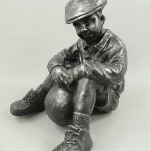 Nostalgische Kinderskulptur aus Kunststein  Jungenstatue mit Ball 45 cm