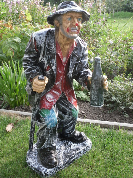 Dekofigur, Bettler in gross mit Bierflasche in der Hand