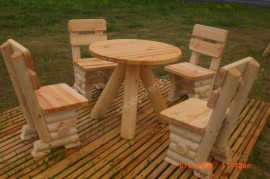 Gartenstühle mit rundem Tisch aus Kiefernholz