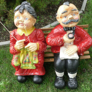 Gartendeko Grosselternpaar auf der Bank sitzend aus Kunststein