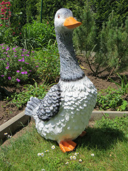 Dekogans in Grau/Weiss stehend, lebensgross 75 cm hoch