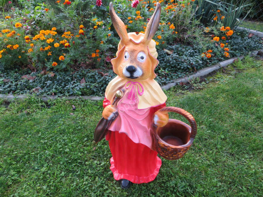 Dekorative Hasenfigur Mit Korb – 80 Cm Hoch, Aus Polyesterharz, Im Englischen Stil | Deko Für Garten, Wohnzimmer & Regal