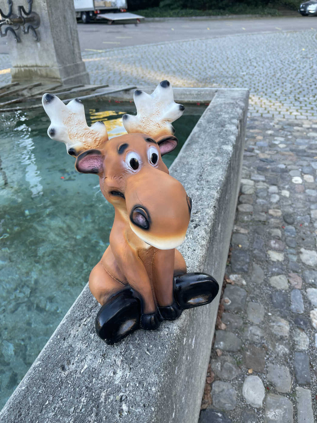 Weinachtsdeko Rentier Rudolph sitzend 34cm Höhe